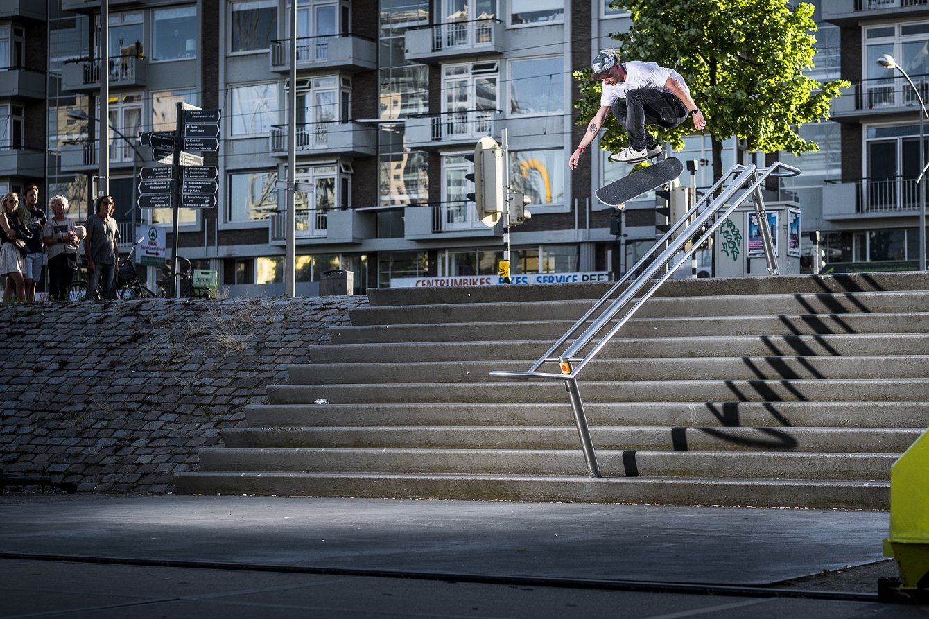 Mathijs-Tromp-Woody-Hoogendijk-Hardflip-over-rail-blue-10-Rotterdam-20170617-LRG