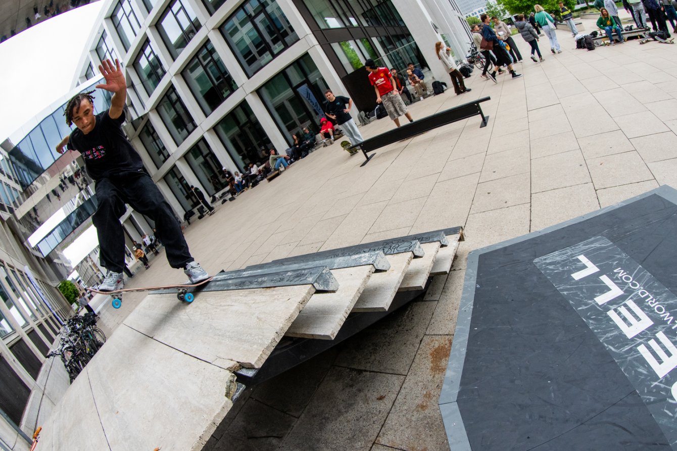 Reell-Arnhem-Sunday-Skate-Session-chris-hoeve-noseblunt