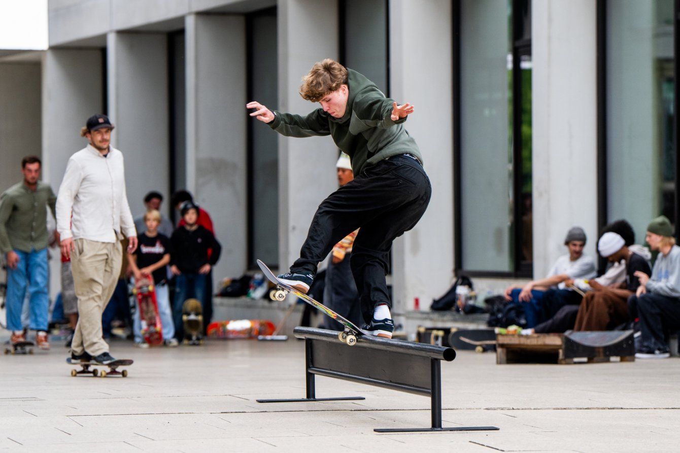 Reell-Arnhem-Sunday-Skate-Session-tijmen-overbeek-bluntslide_1